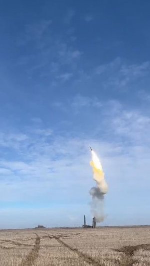 🇷🇺Работа нашего ПВО в зоне СВО.
📹На кадрах С-300 охотится за вражескими самолётами…🔽