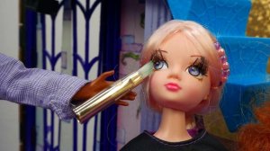 Организовать показ мод в заброшенном замке? Барби ждут пыль и пауки