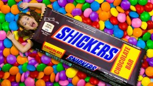 Девочки учатся здоровому питанию с помощью волшебного автомата — забавные видео для детей