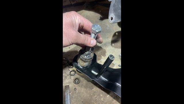 Замена подшипников маятника заднего колеса скутера 150 кубов.