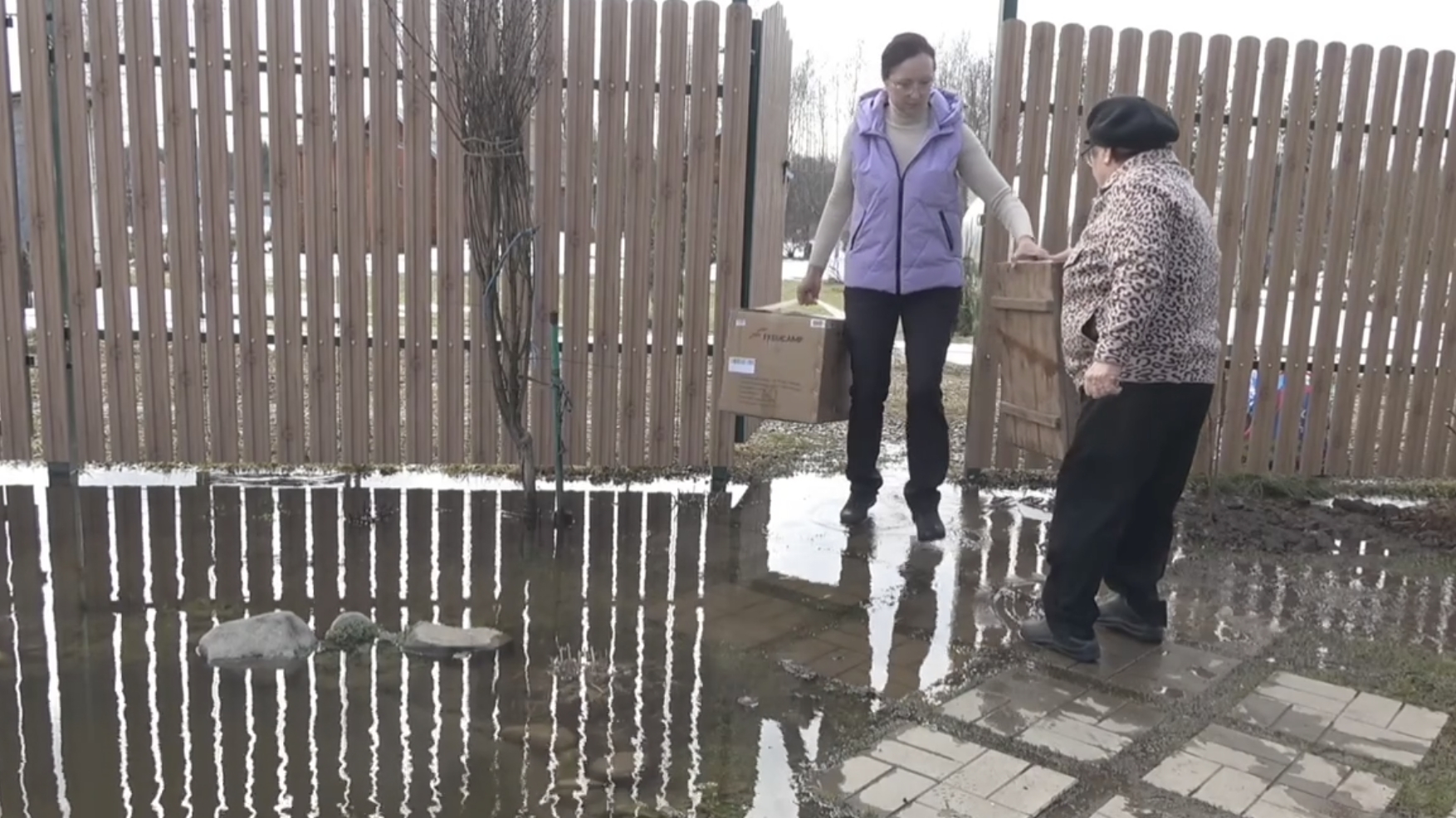 6 соток в конце марта 2026 года. Хроника. Купила ретро чайник и "ретро" унитаз в новый домик))