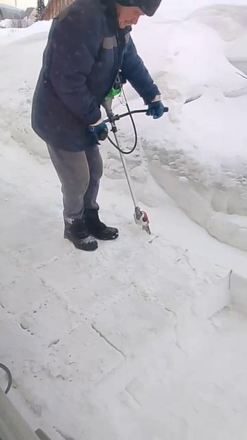 Бензиновый триммер зимой.