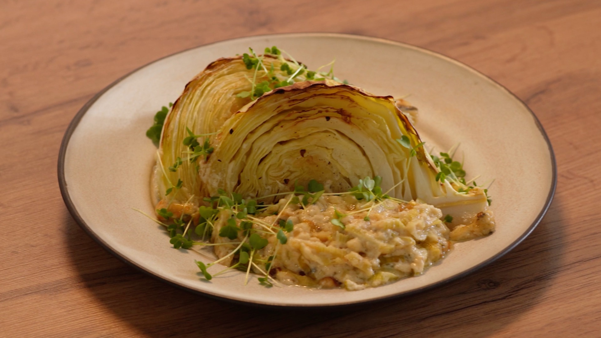 Стейки из капусты с сырным соусом | Капуста, сливки, лук-порей, сыр