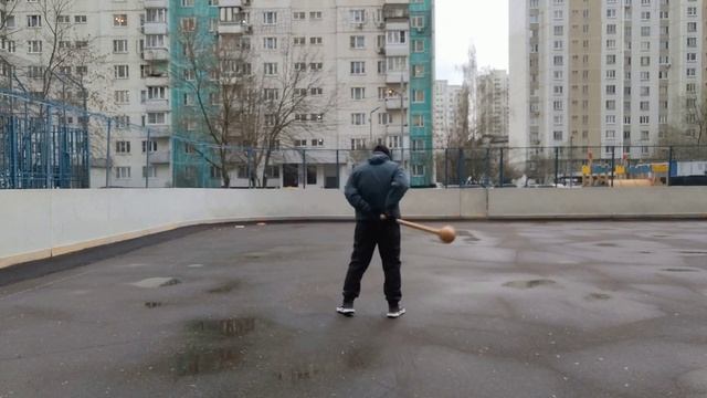 Упражнения с двуручной булавой весом 2.1 кг на спортплощадке (2)