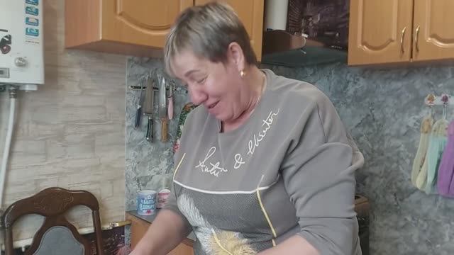 Валентина готовится к Пасхе. Красит яйца.