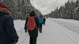 Движение вдоль дороги без тротуара