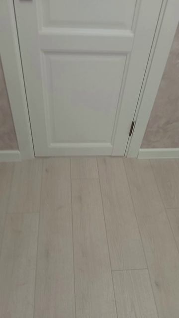 Три двери в белом