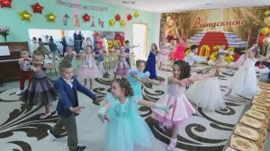 Задорный танец выпускников, в детском саду