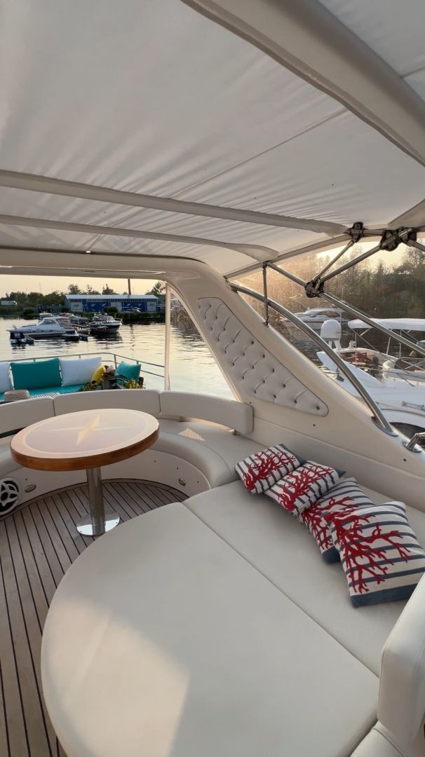 Уютный флайбридж моторной яхты Majesty 66