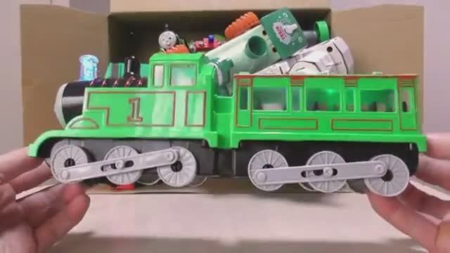 Для детей.  Паровозик Томас и его друзья! Играем паровозиками.
