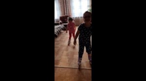 Алиса и Теона на роликах у бабушки:)