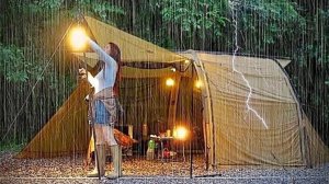 Кемпинг девушки в грозу. Звуки природы.