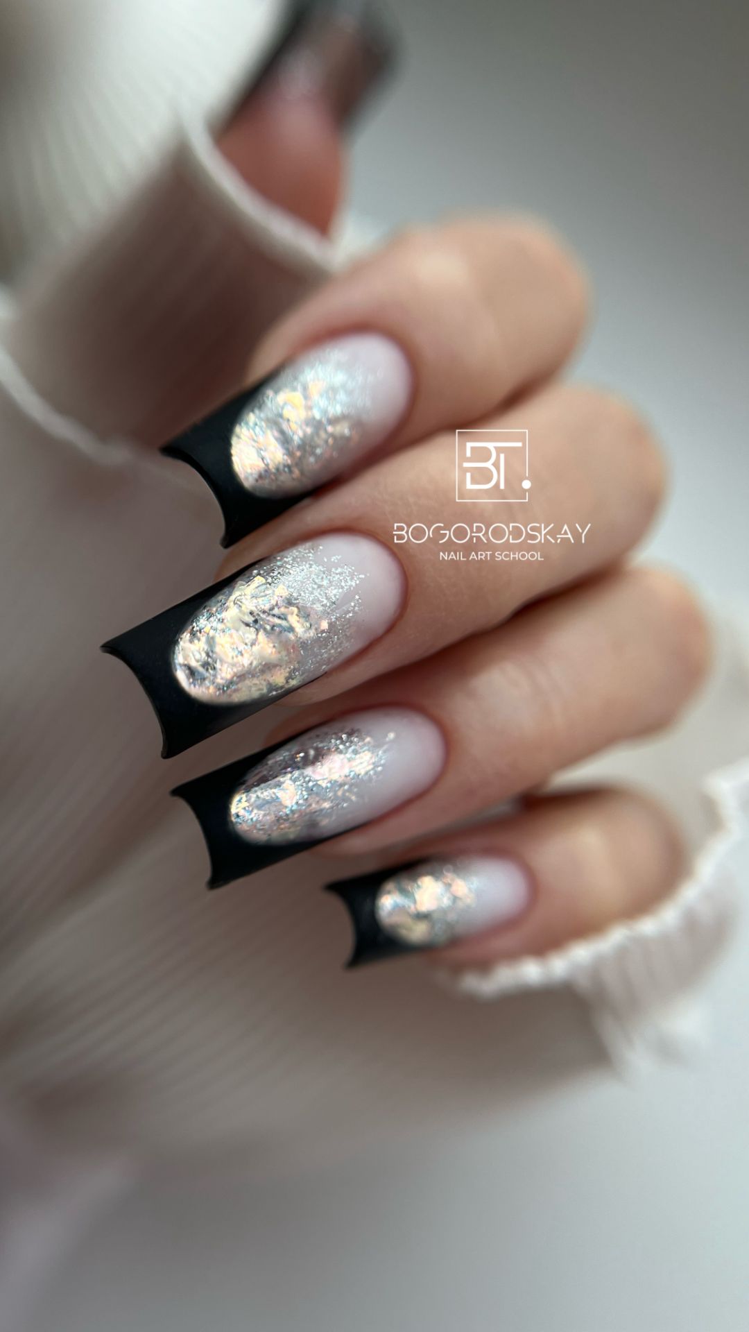 МК Матово-глянцевый черный френч с серебряными блестками. Наращивание на верхние формы.