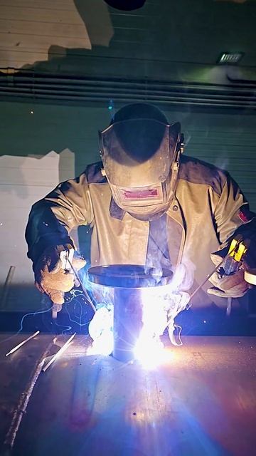 Ручная дуговая сварка покрытыми электродами по-македонски! Эксклюзивно в цехе TEPLO! #teplo #завод