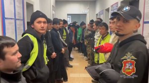 На складе в подмосковном посёлке Вешки сотрудники полиции выявили 42 нелегальных трудовых мигранта