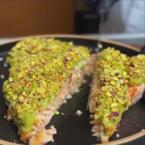 Запеченный лосось с авокадо-муссом и фисташками 😊