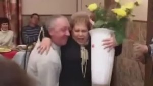 ЖЕНИХ БЕРЕЖНО ПОДНЯЛ НЕВЕСТУ