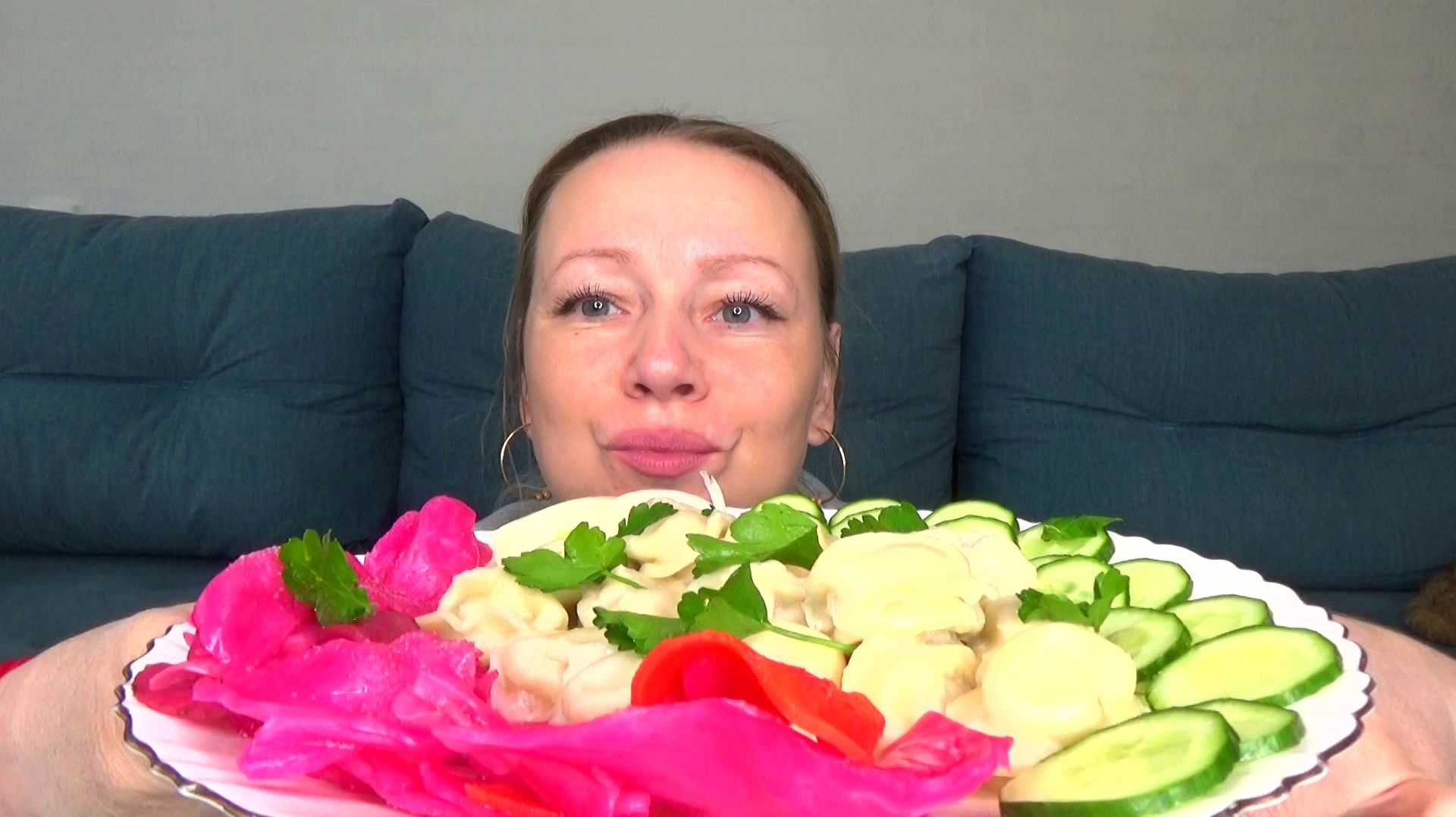 Мукбанг от Яновны пельмешки с аджикой, соус мо фирменный, капуста маринованная. Еда вкуснота.