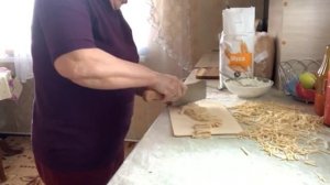 Дорезаю домашней лапши.