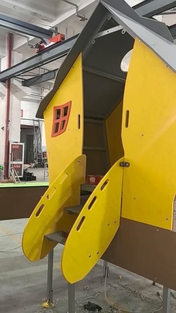 Детская игровая площадка с песочницей для игр на свежем воздухе и веселых занятий