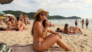 Бразильский пляж: красивая девушка в мини бикини и океан