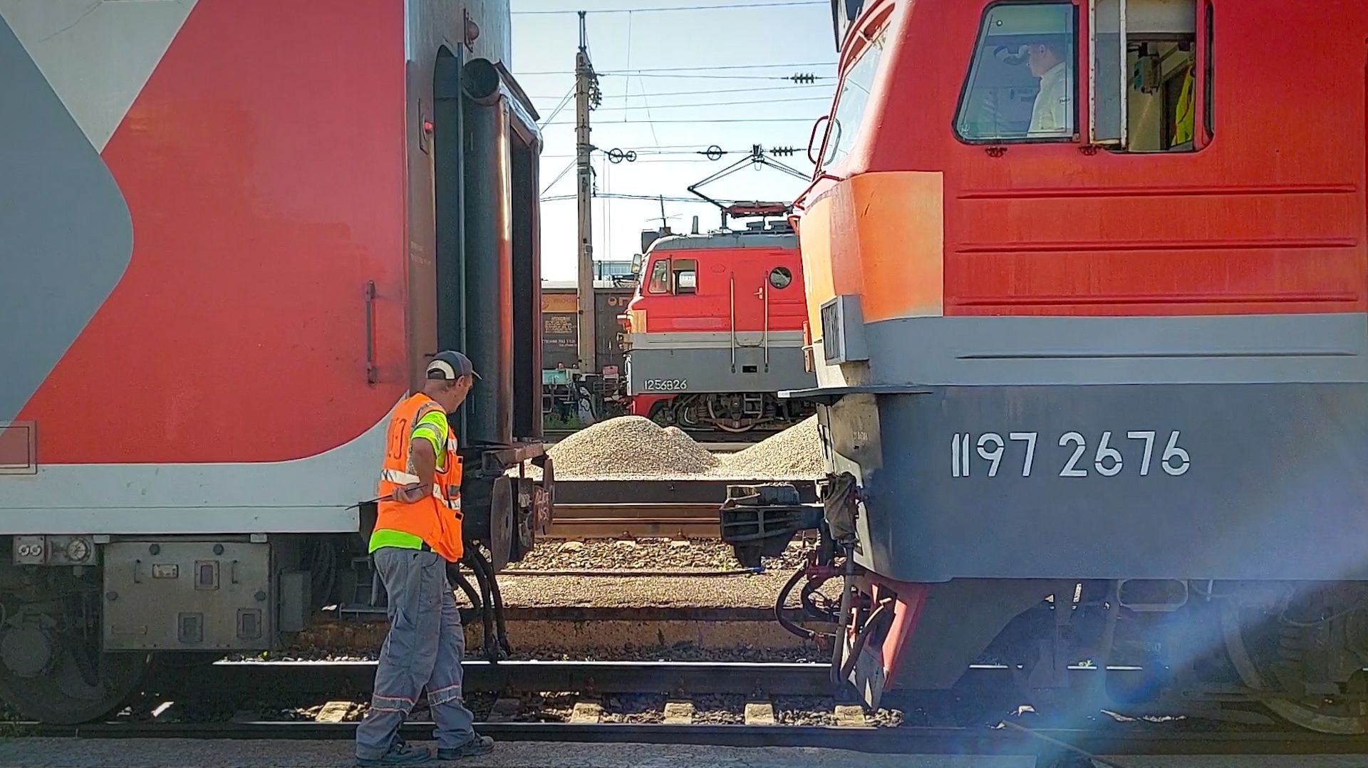 ПОЕЗДА Локомотив ЭП1 прицепляется к поезду / Поезда  и жд для детей и взрослых