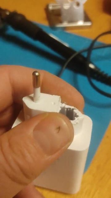 Как быстро, дешево и сердито отремонтировать зарядку где отломился штырь электрической вилки.