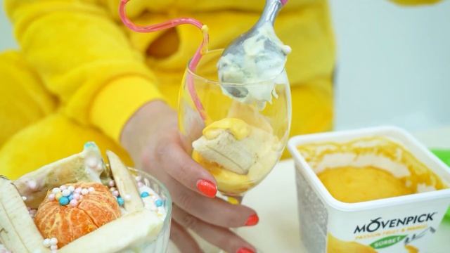 98 Ребенок открыл салон красоты и стал делать макияж и наносить маску на лицо