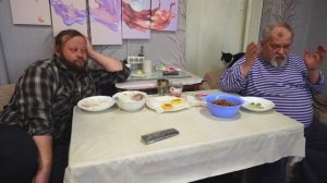 Смотрим с папой сказку по телевизору и вкусно кушаем Жизнь в Сибири ПОДВАЛ ИЛЬИЧА