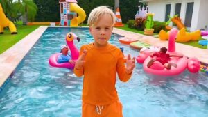 Крис в бассейне с семьёй. веселые приключения