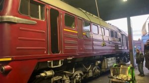 Тепловоз 120 274-6 заезжает в депо