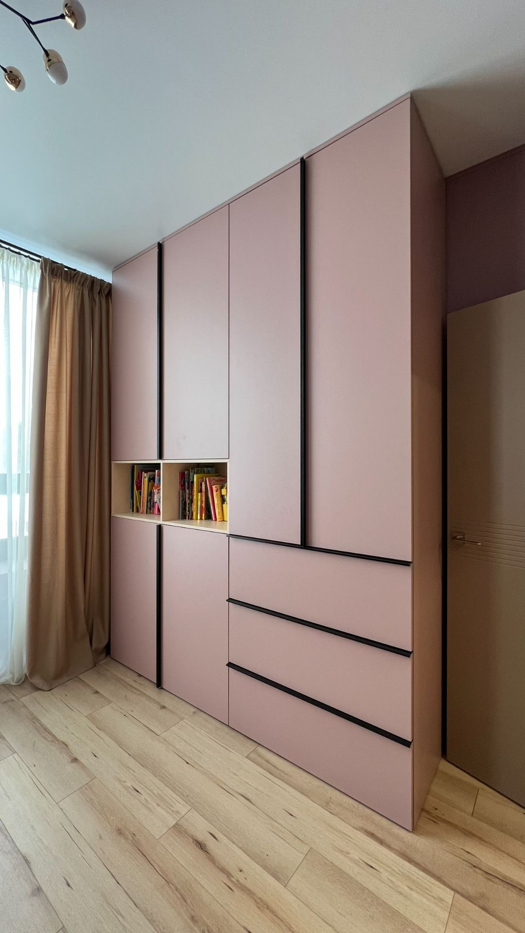 Шкаф в спальню на заказ | Современный отдельно стоящий шкаф с системой хранения