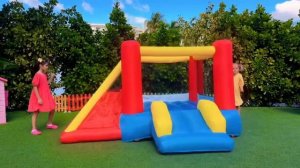 Дети играют с дядей