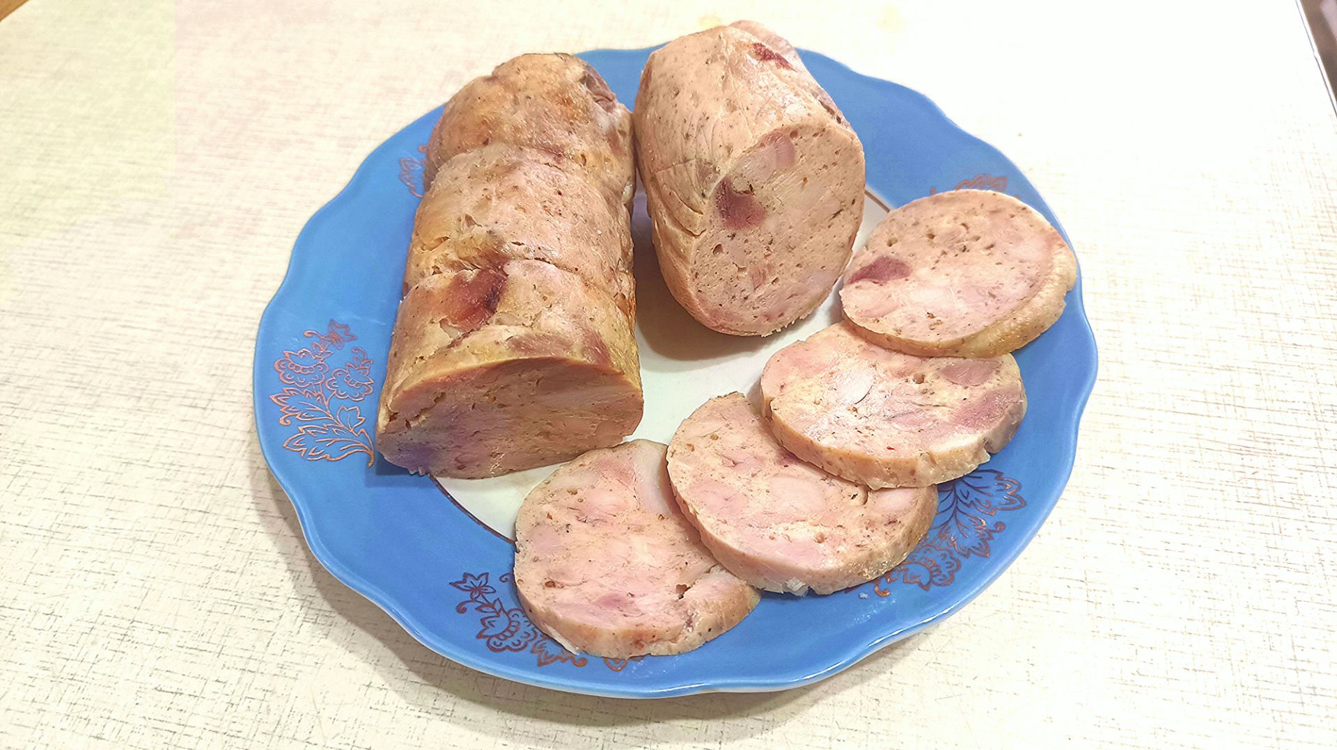 колбасу не покупаю, своя вкуснее и полезней