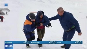 Пять пострадавших туристов на Камчатке эвакуированы вертолетом МЧС: видео.