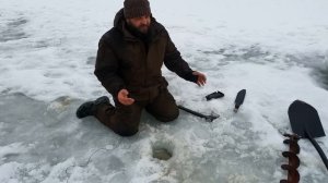 НЕВЕРОЯТНАЯ ЗИМНЯЯ РЫБАЛКА, ледобур кривошлыка в деле, рыбы валом