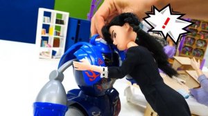 Весь город замер! Сможет ли кукла Венсдей разгадать тайну и вернуть время назад?