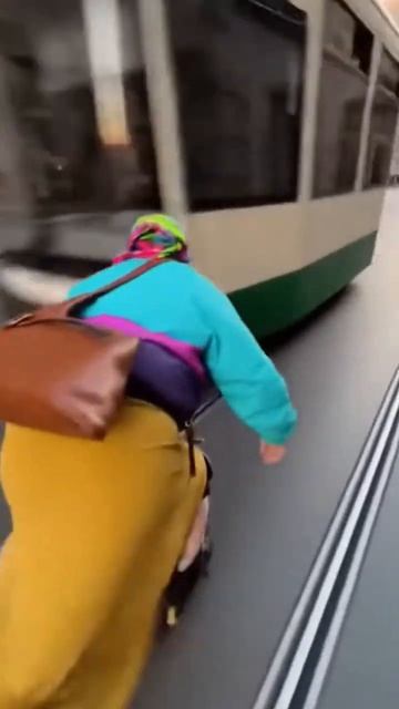 Бунтарская бабуля на роликах