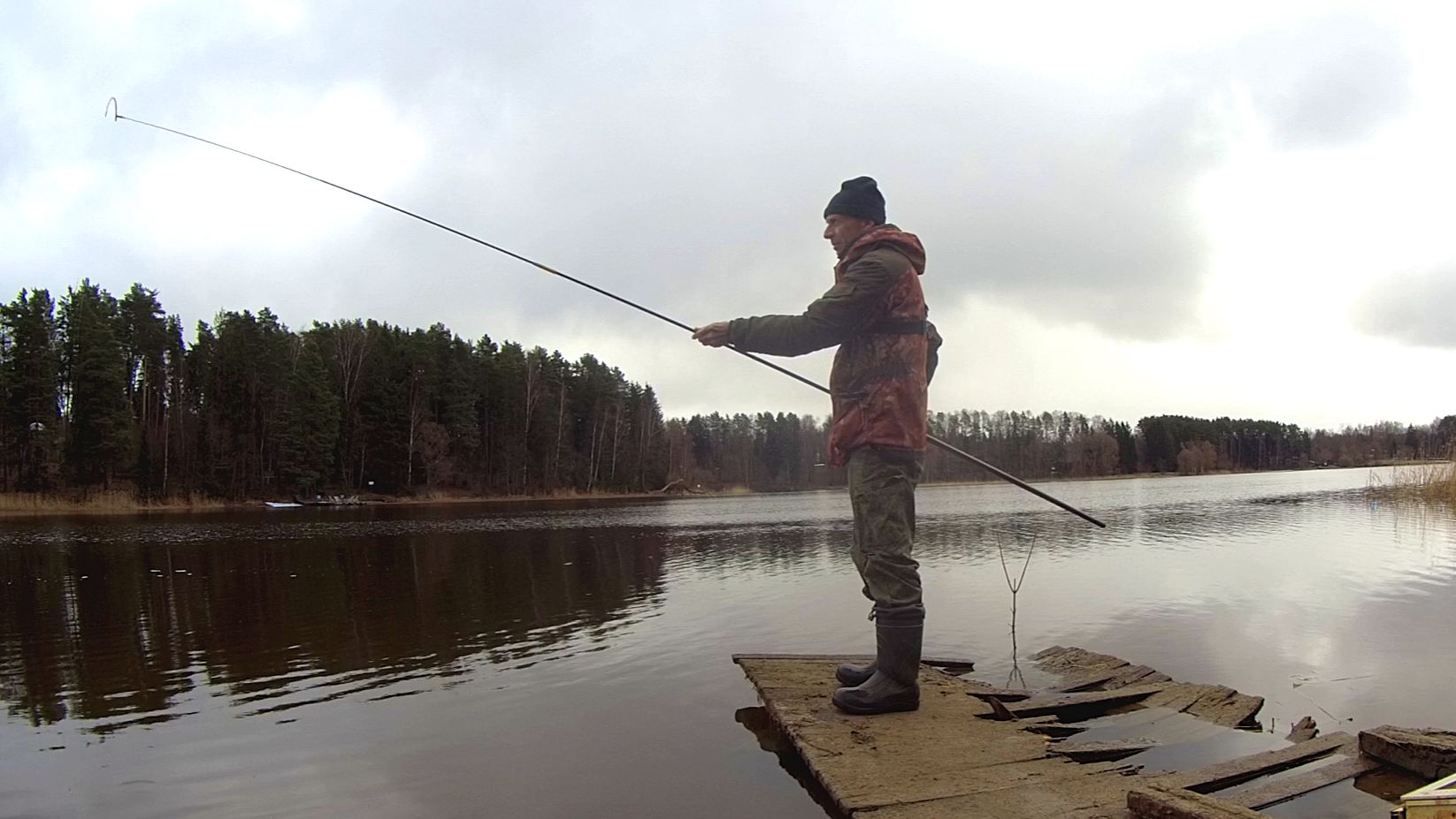 ДУМАЛ ЭТО ЗАЦЕП, но ОН ОЖИЛ. Весенняя рыбалка в холодную погоду.