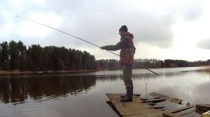ДУМАЛ ЭТО ЗАЦЕП, но ОН ОЖИЛ. Весенняя рыбалка в холодную погоду.