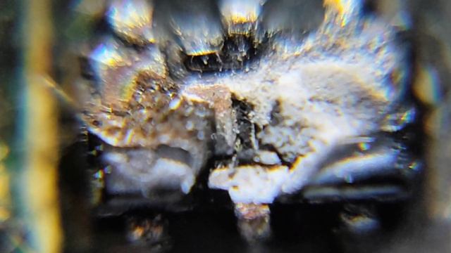 Сгоревшая плата от пауэрбанка под увеличением