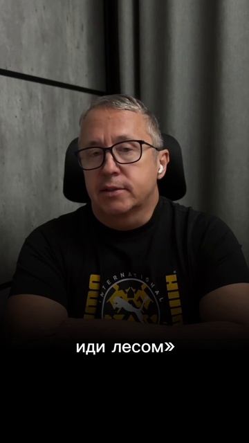 Если девушка просит показать ей переписки в моем телефоне.