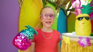 Настя и друзья делают гигантский слайм дома