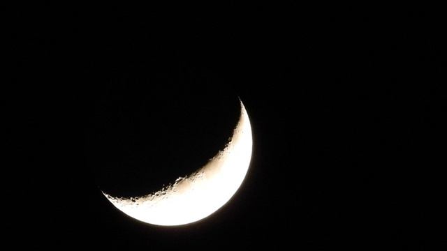 Половинка Луны в ночном небе