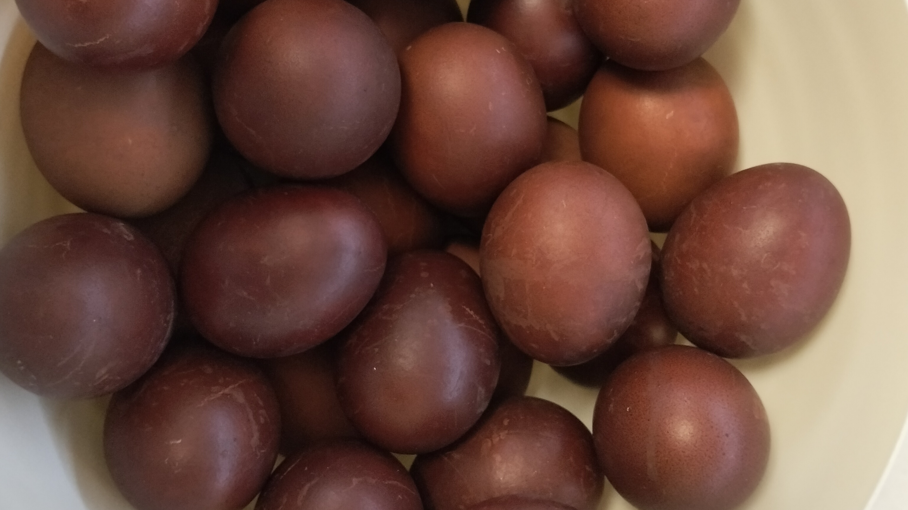 Покраска яиц в луковой шелухе