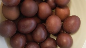 Покраска яиц в луковой шелухе