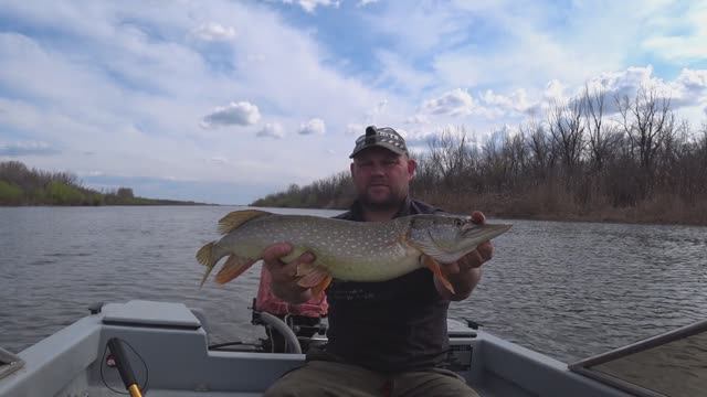 Ловля судака и щуки 2026.Рыбалка в Астрахани.Весенний джиг.Ловля судака в отвес на волге.