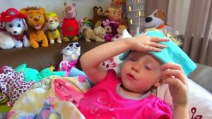 Настя смотрит мультики и показывает свои игрушки