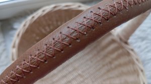 Обшиваю ручку кожей.