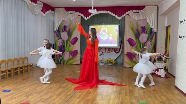 Красивый вход на  утренник 8 Марта  старшая группа  МБДОУ 